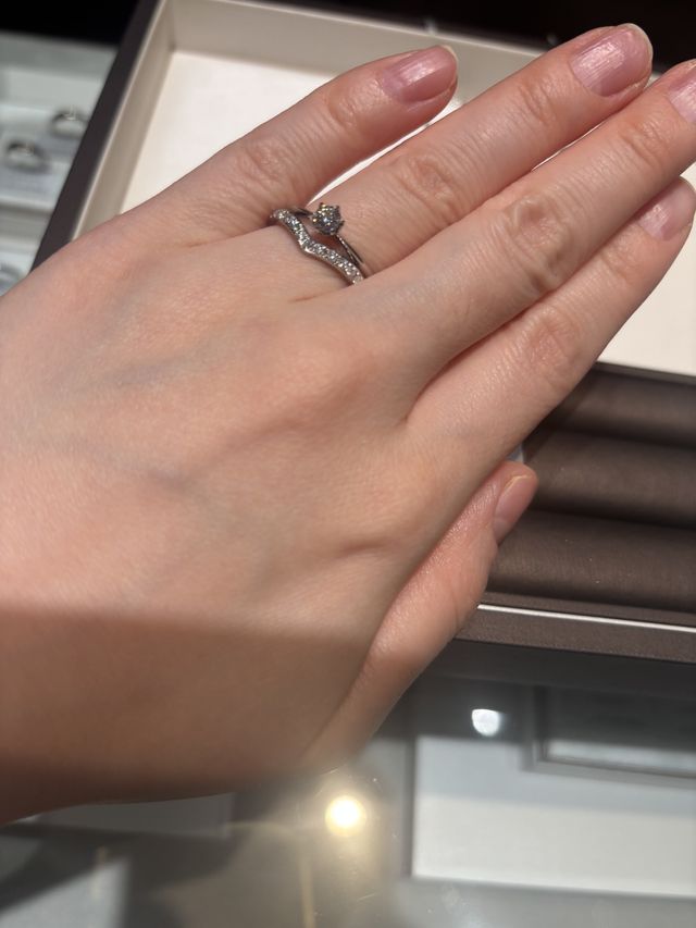 V字デザインのハーフエタニティリングです。