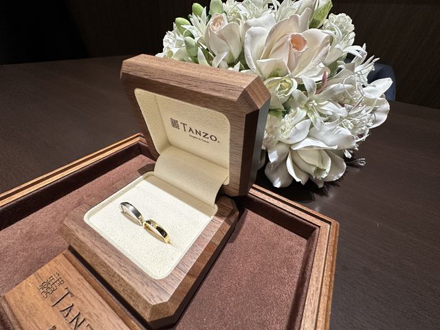 結婚指輪でデザインは荒めマット、隣に置くと繋がるデザイン