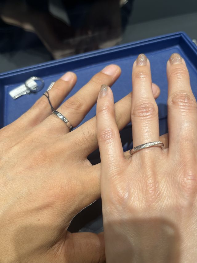 お互いにダイヤモンドが入っているデザインを選びました。
