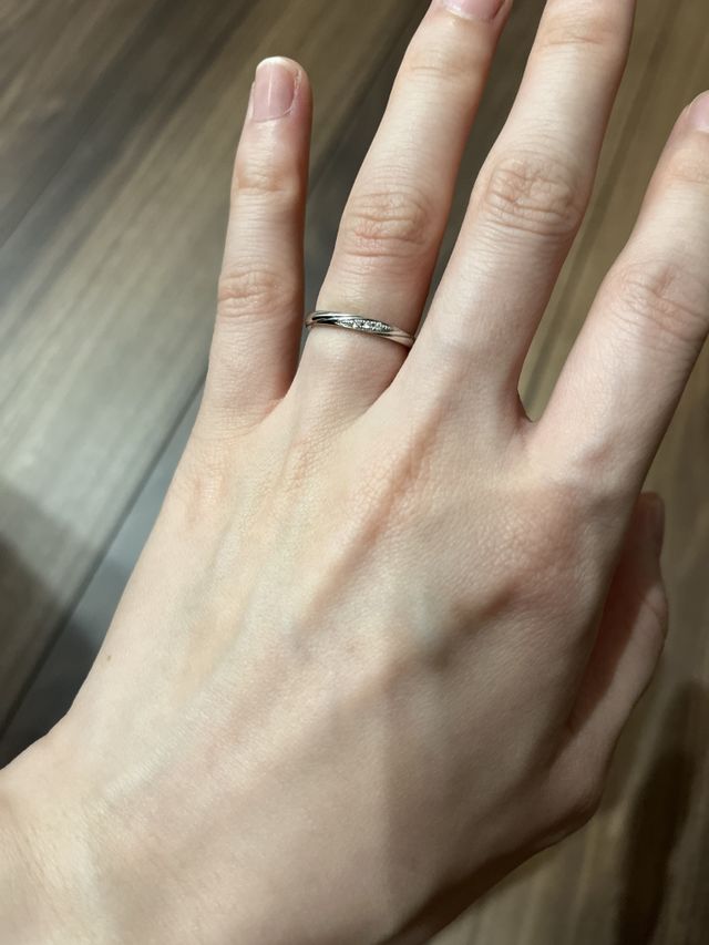 斜めが入っていてダイヤが真ん中にある