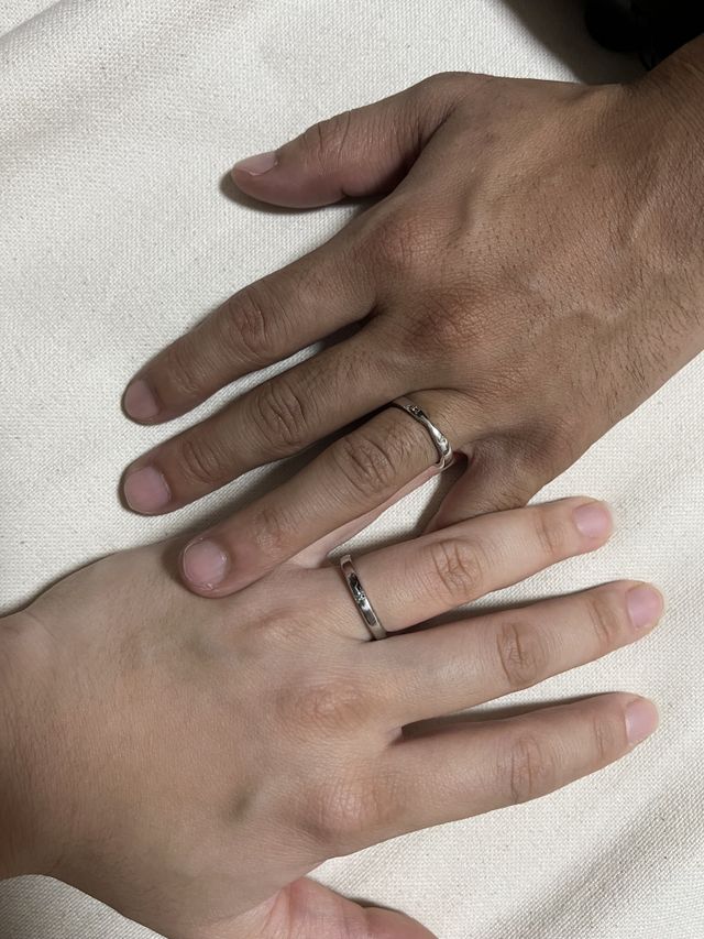 同じデザインで雰囲気の違う2本の指輪