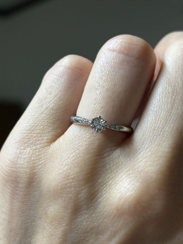 婚約指輪です。真ん中に向けて細くなるようにしてもらいました。