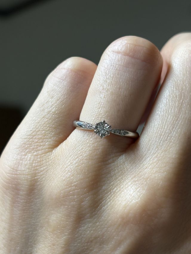 婚約指輪です。真ん中に向けて細くなるようにしてもらいました。