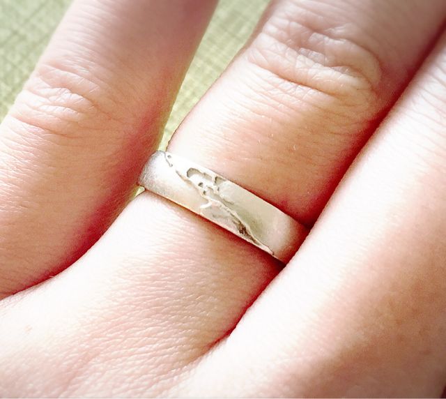 指輪には、赤道付近のアメリカ大陸が描かれています。