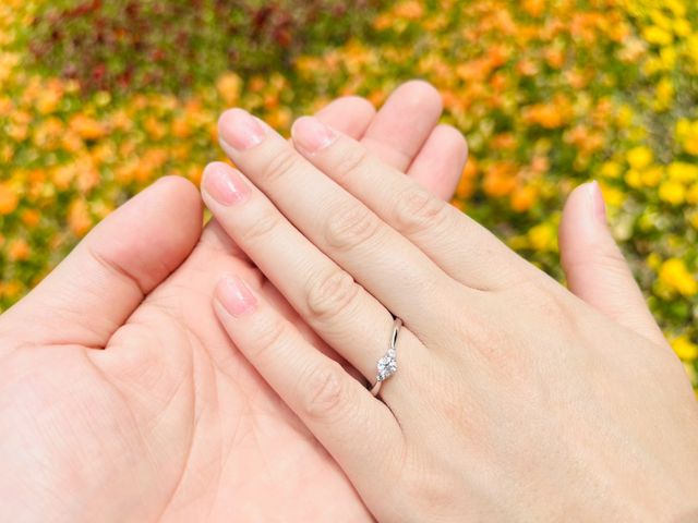 婚約指輪着用時の写真（サイズ変更前なので大きめです）