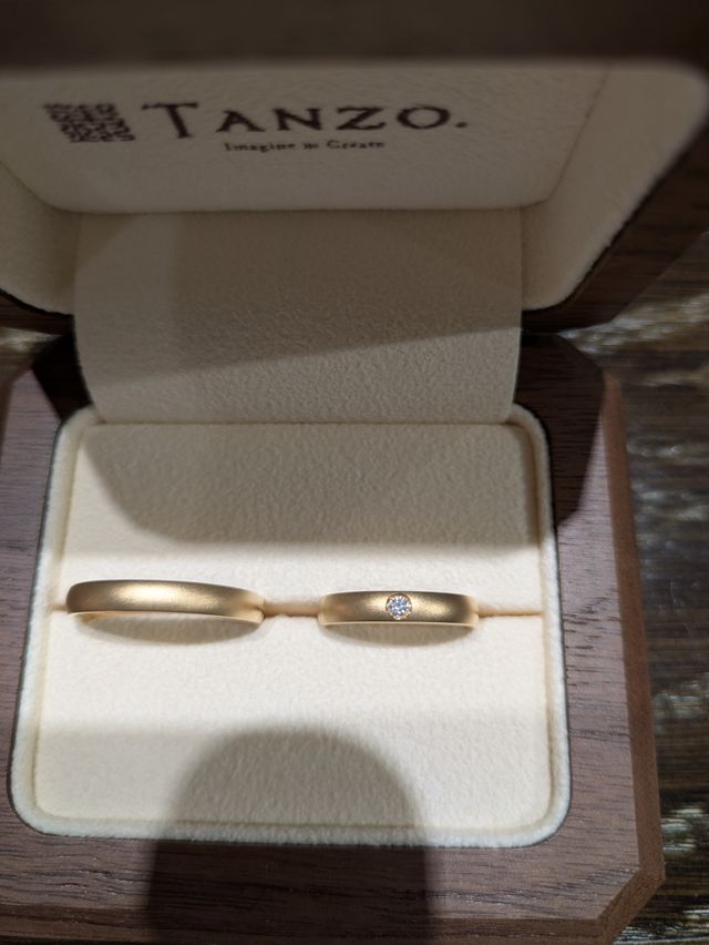 マット加工と粗めマット加工と鏡面の3つとダイヤを入れました。