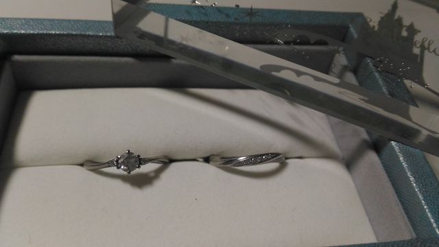 右が婚約指輪で左が結婚指輪です。ケースももちろんシンデレラ！