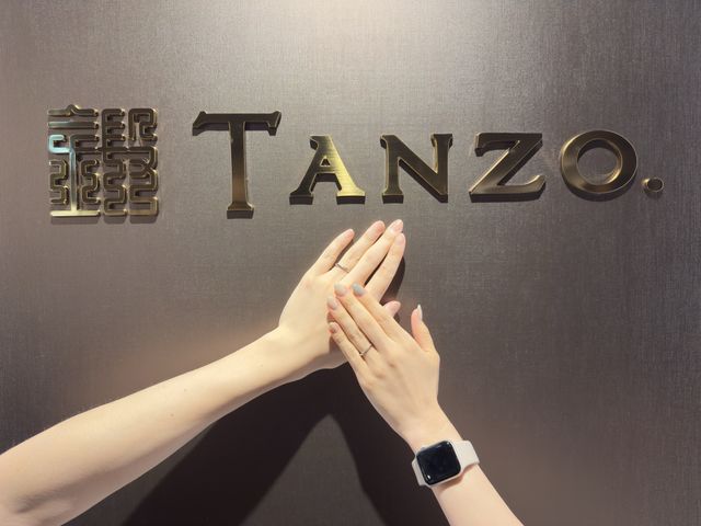 完成した結婚指輪を受け取った際の写真