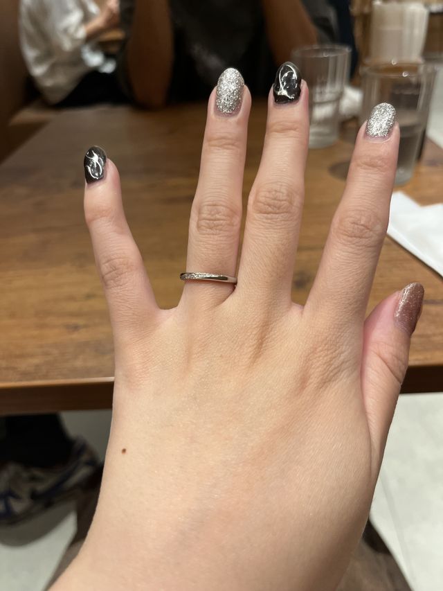 斜めにストーンがついていて、指輪が細い指輪が綺麗に見える