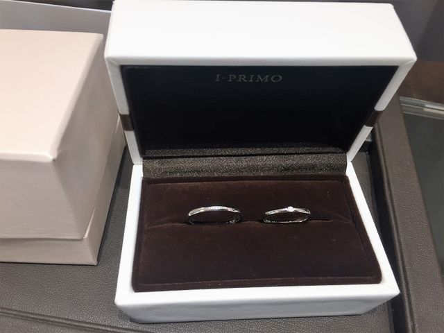 彼のはシンプルなプラチナ、私のにはダイヤモンド１つついてます