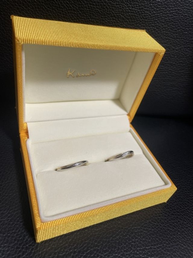 ダイヤは、一つの原石を2つにカットしお互いの指輪に付けました