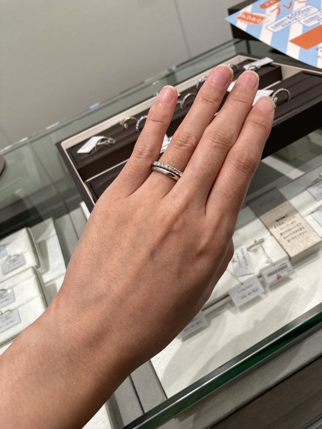 エタニティリングと結婚指輪を重ねて試着しています