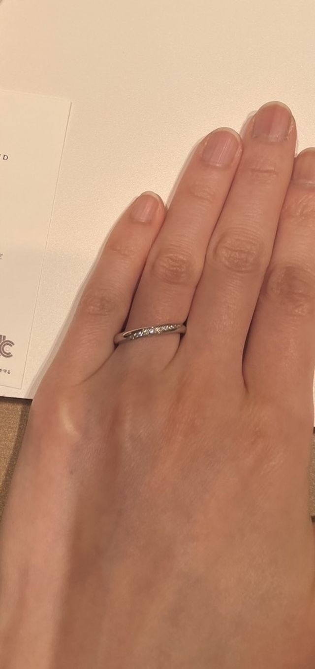 ダイヤモンドが斜めに入ってるデザイン