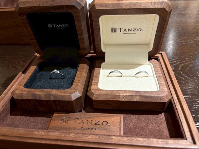 婚約指輪と結婚指輪です。