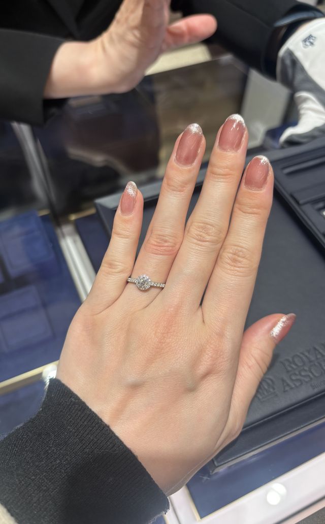 センターダイヤに取り巻きのあるデザインのリングです