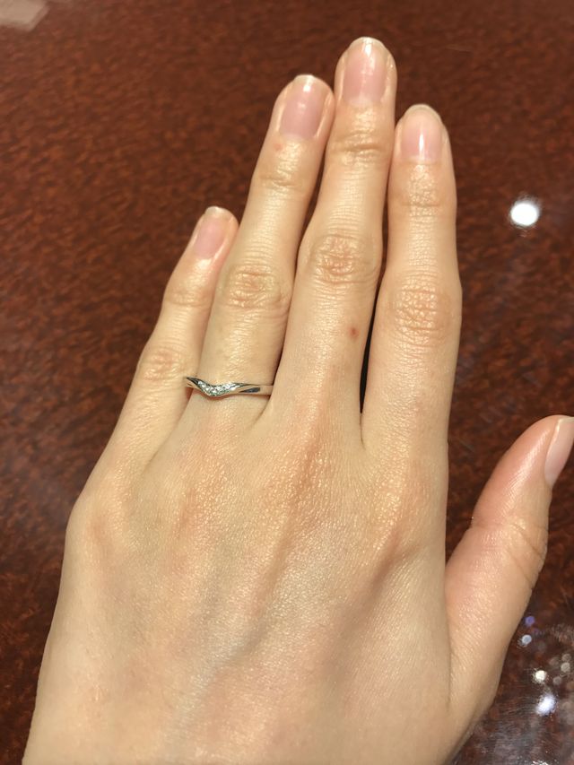 v型のシンプルなデザインを試着しました