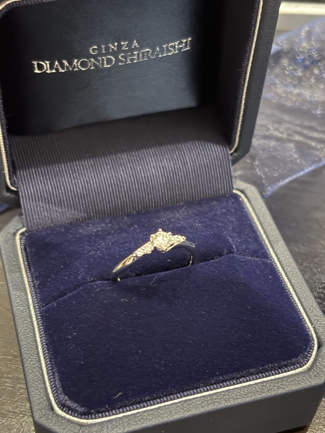 どの角度でも輝く指輪です