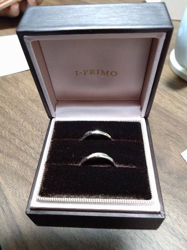 指輪とケースの写真です。