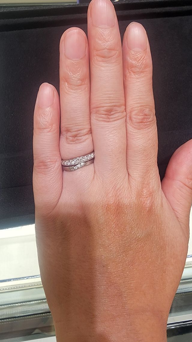 半周ダイヤがついてて綺麗