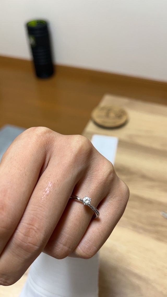 指輪細く見え輝きぐ素晴らしいです