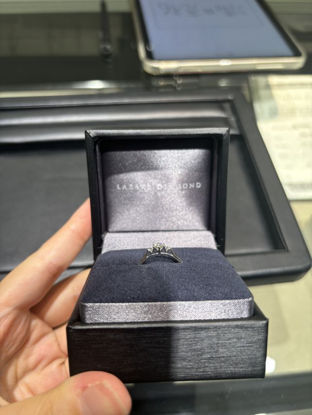 側面からダイヤが見えるのが気に入っています