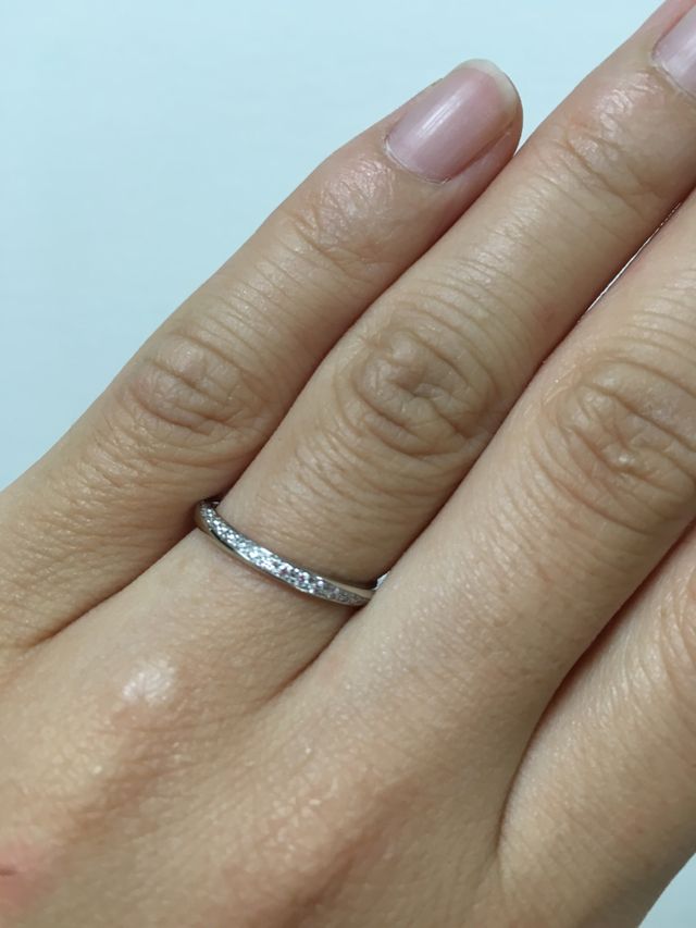 形がストレートタイプで、デザインがウェーブのリングです。