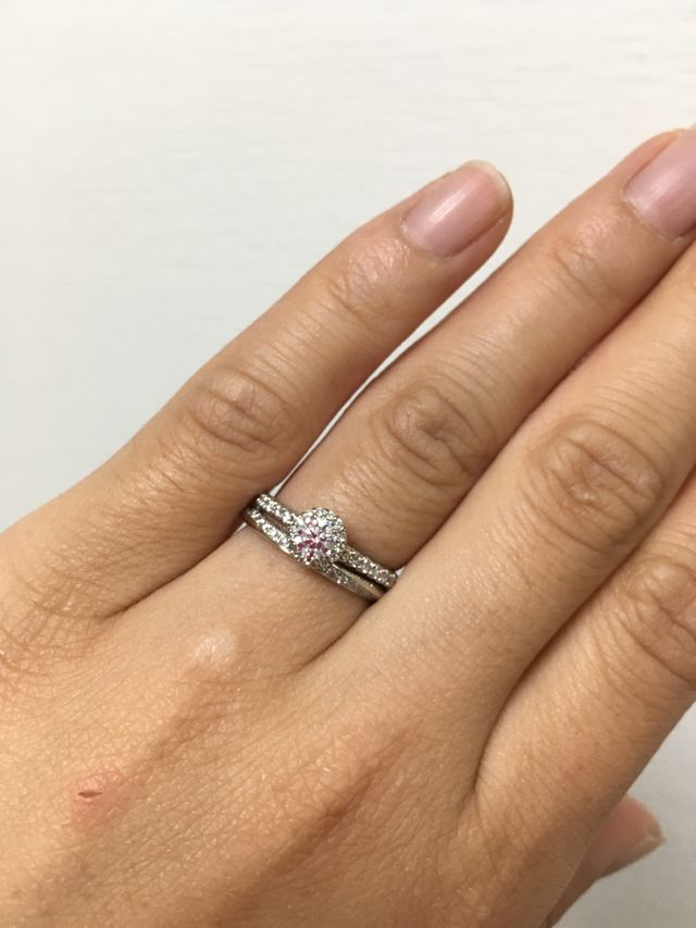 婚約指輪と重ね付けするとこんな感じです。