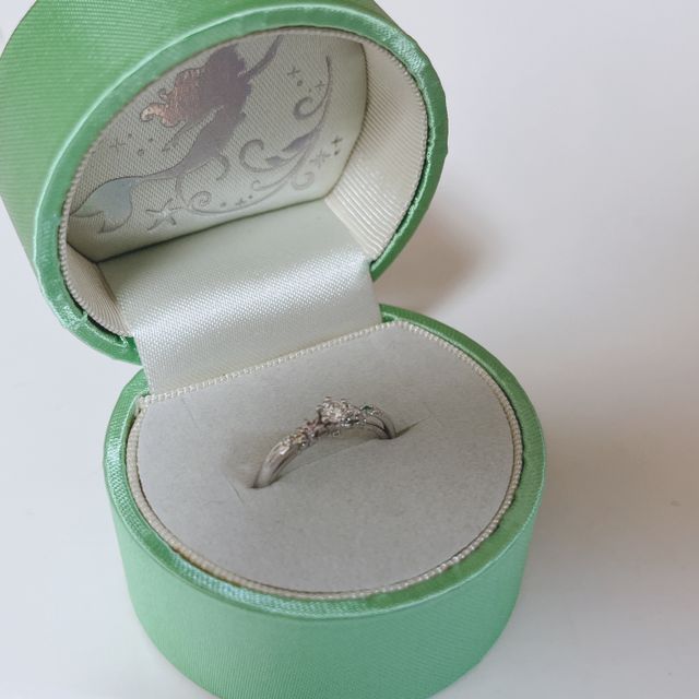 ケースにもアリエルのイラストがあり、とても可愛いです！