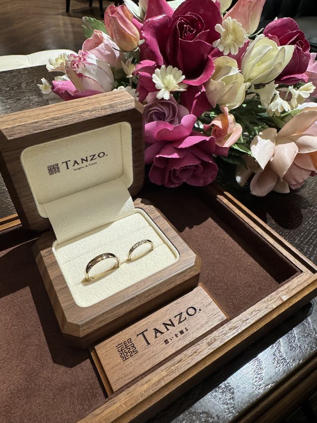 色はシャンパンゴールド。私は5連のダイヤモンドを付けました。