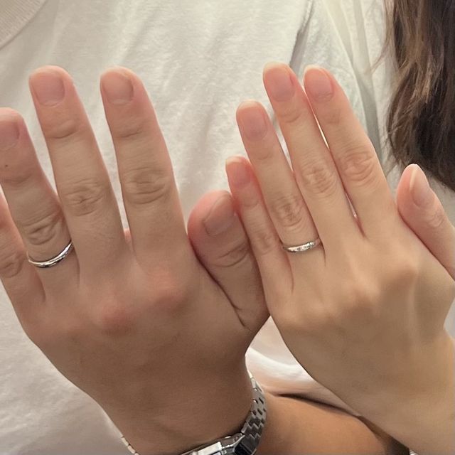 指輪受け取り時にお店の方に撮っていただきました。