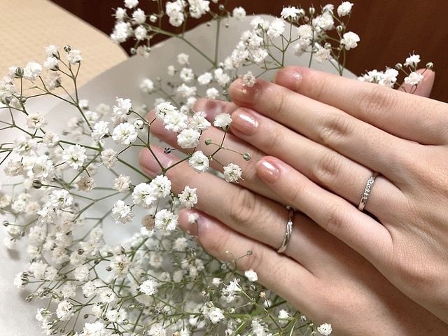 入籍した日の記念の一枚です。さりげないペア感がお気に入り♡