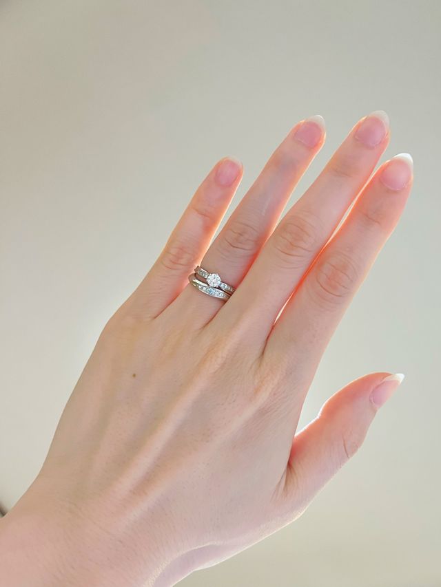 婚約指輪は他店で購入。
重ね付けした際の写真です。