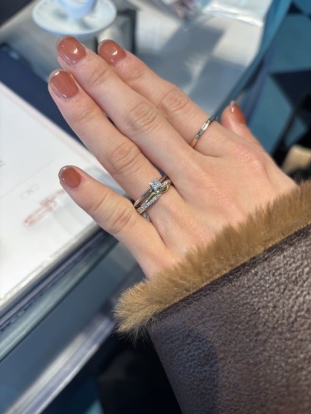 下に付けているのが購入した指輪です。