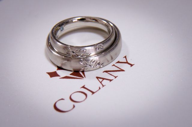 この指輪（「グミ」）は、重ねると一本の枝になります