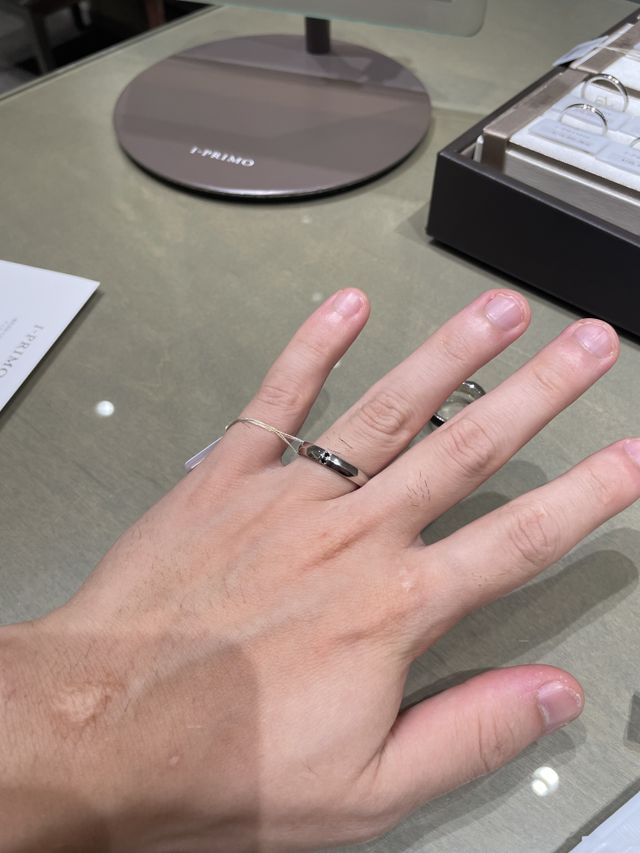 黒ダイヤが入ったシンプルなリング