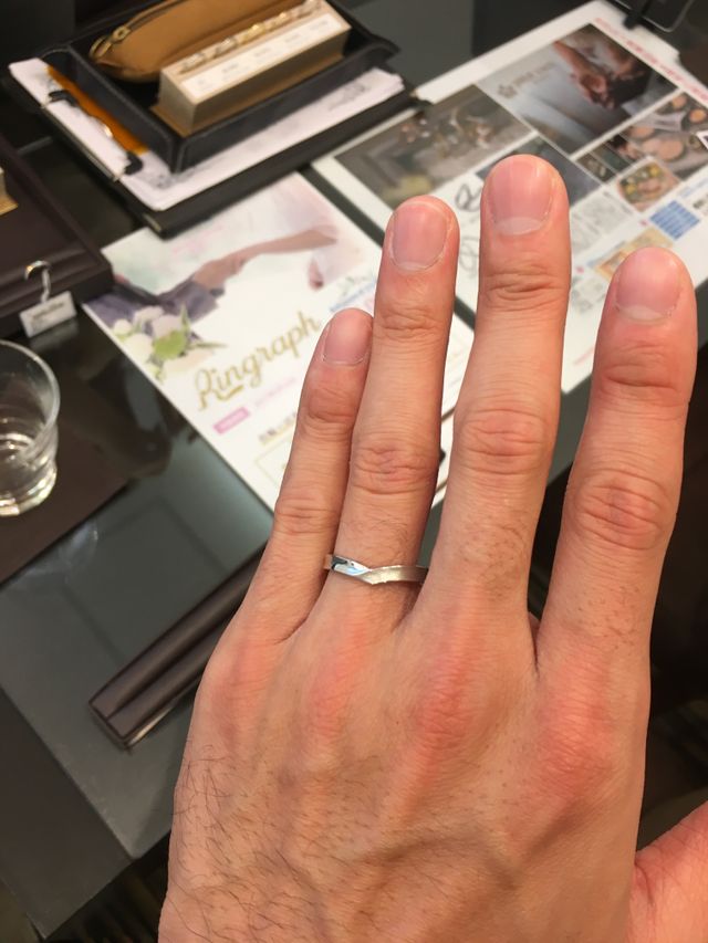 V字型のシンプルなデザイン