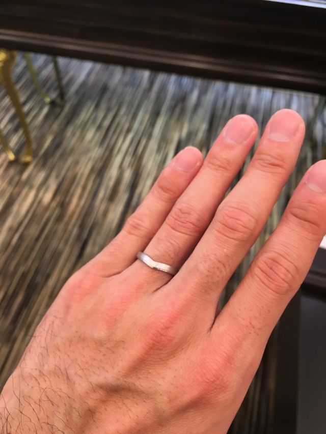 V字型のデザインにラインの入った指輪