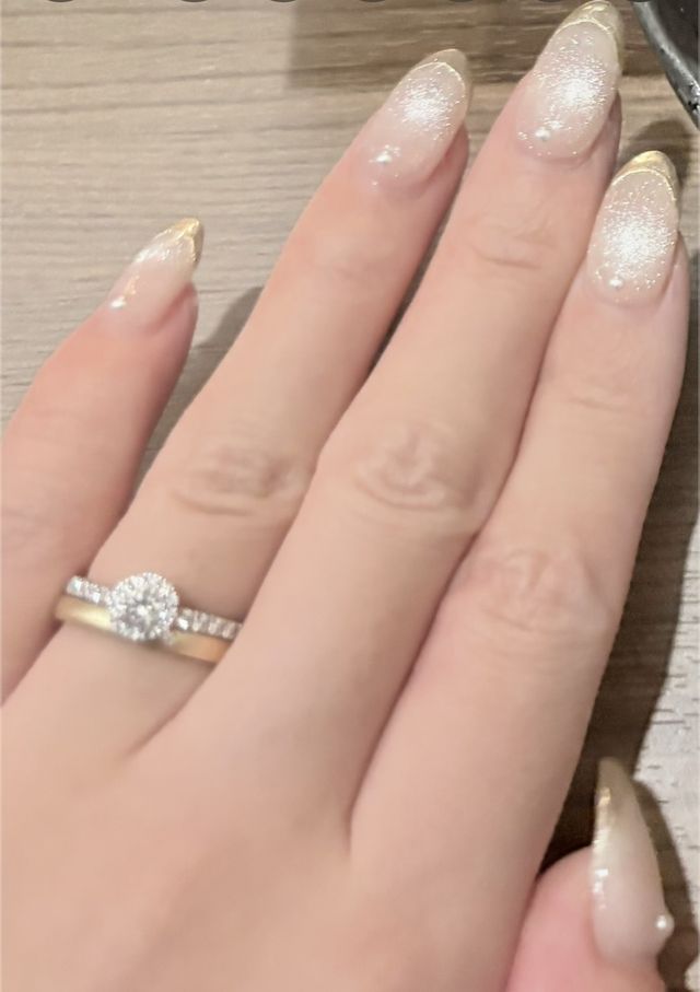ゴールドが結婚指輪でプラチナが婚約指輪です