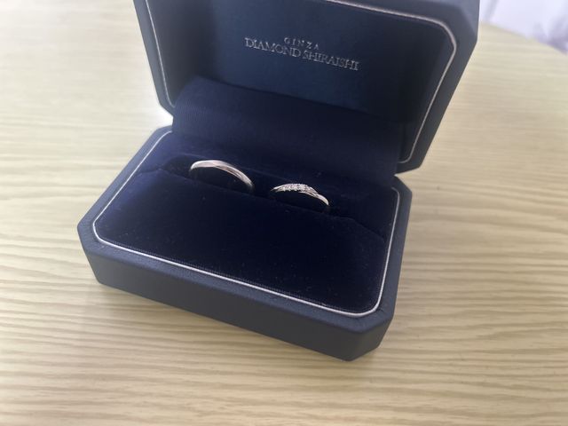 ペアの結婚指輪を並べた写真です。