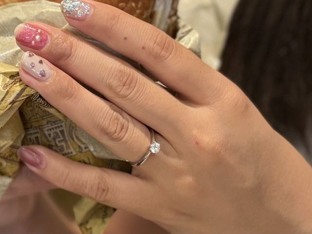 婚約者が婚約指輪を着用している写真です。