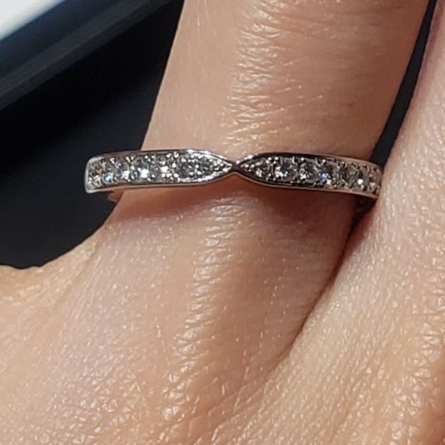婚約指輪のダイヤを受け止めるデザイン◎