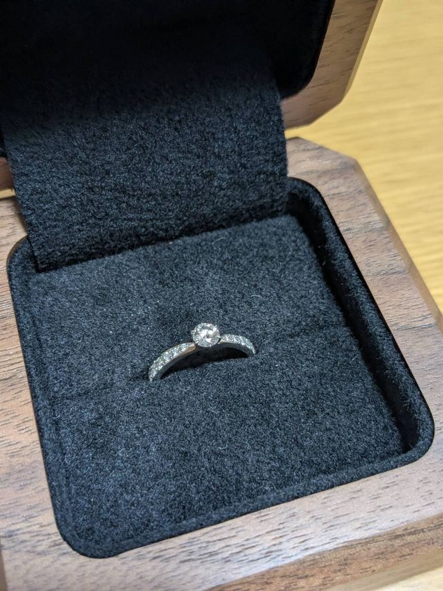 メインダイヤが大きく見えるリボンのようなデザイン