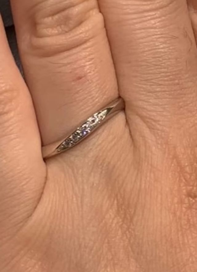 ダイヤが全周にないので、子供ができても安心して付けられる。