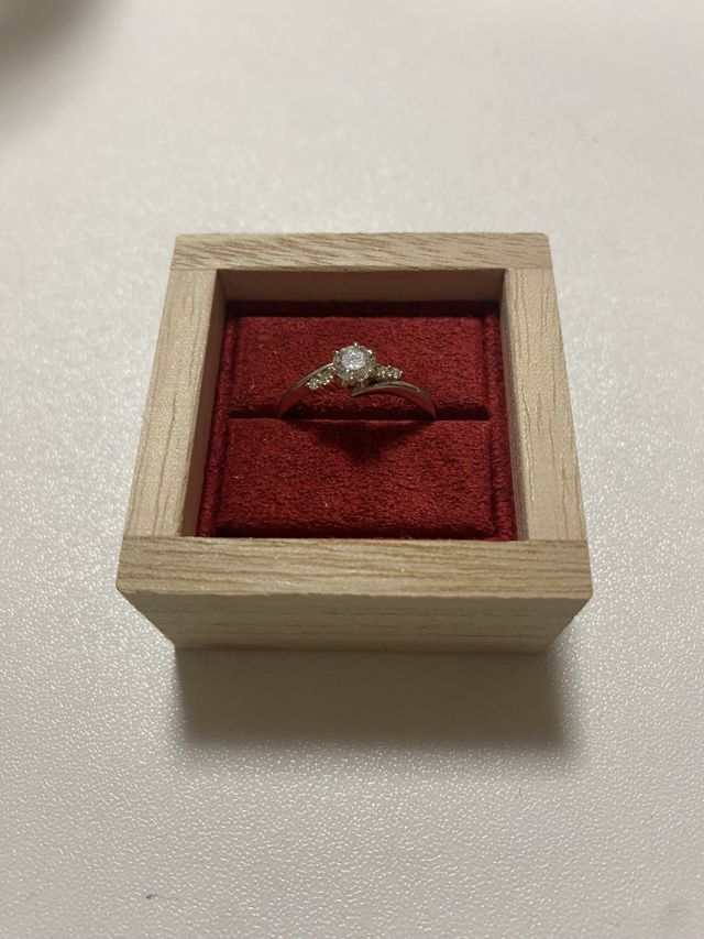 プロポーズを受けてすぐのボックスに入った婚約指輪