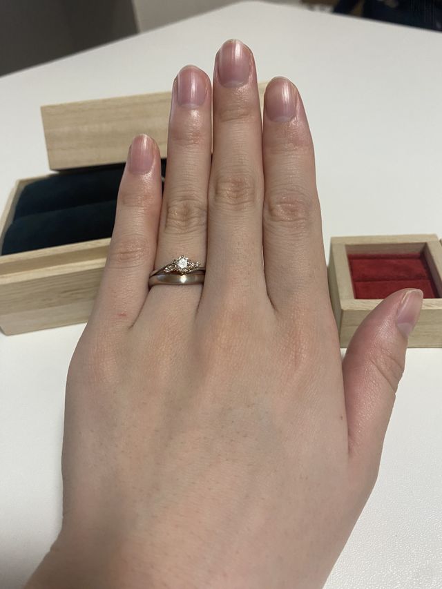 婚約指輪と結婚指輪を重ね付けした時