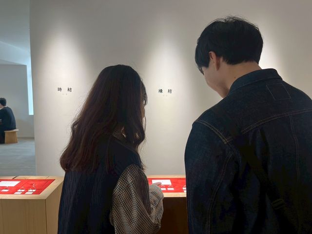 店舗にて指輪を選ぶ様子