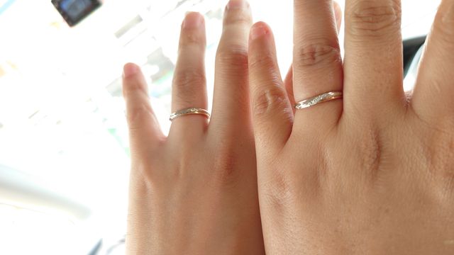 右が女性、左が男性のリングです。