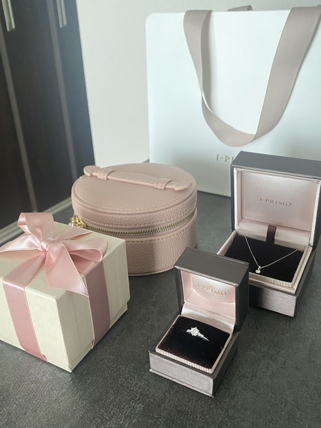 プロポーズの写真
婚約指輪も同じブランドにしました