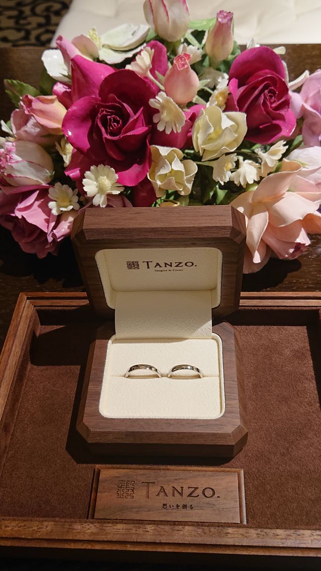 指輪受け取りでわざわざお花を添えて撮らせて頂きました！