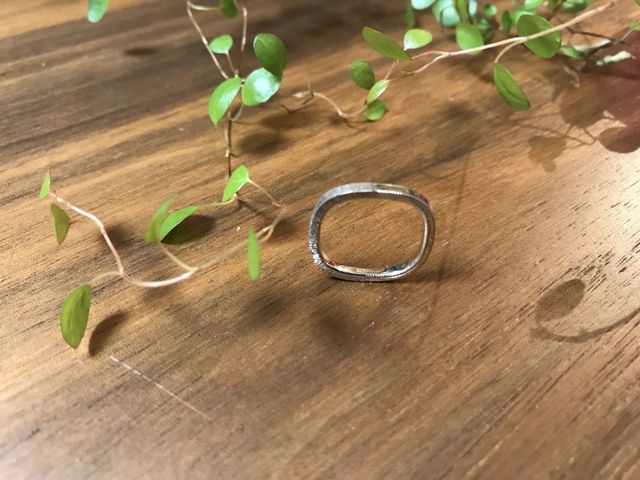 左右、横でデザインが違うものにしました。